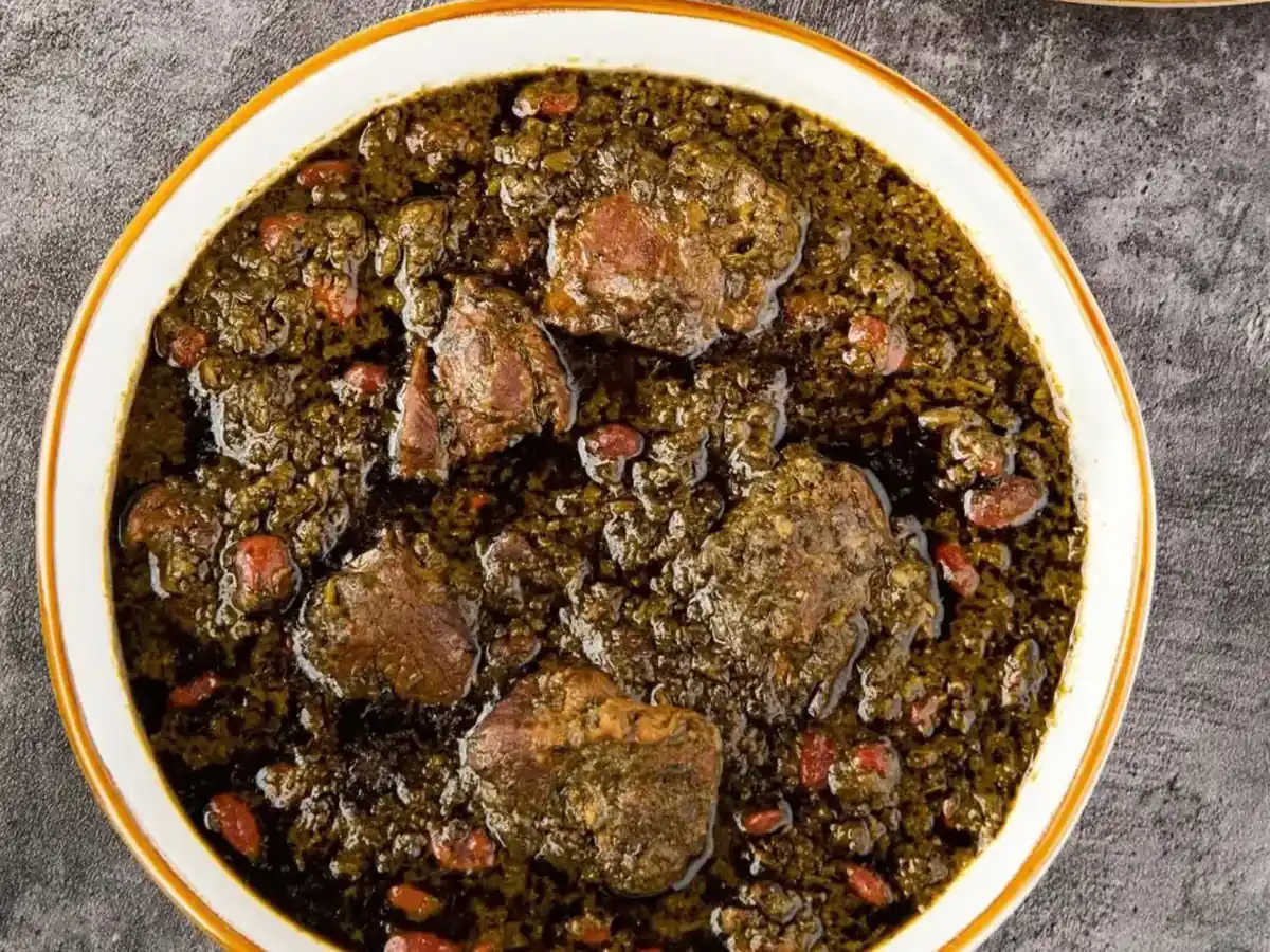 طرز تهیه خورش قورمه سبزی؛ آموزش کامل به همراه نکات مهم