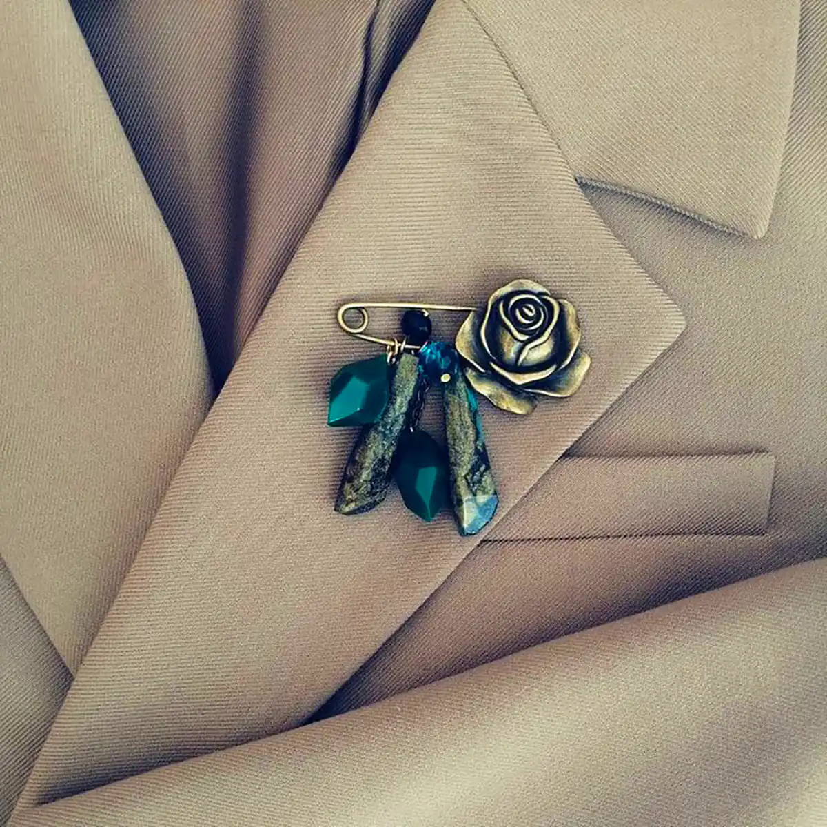 سنجاق سینه نقره ای سلطنتی