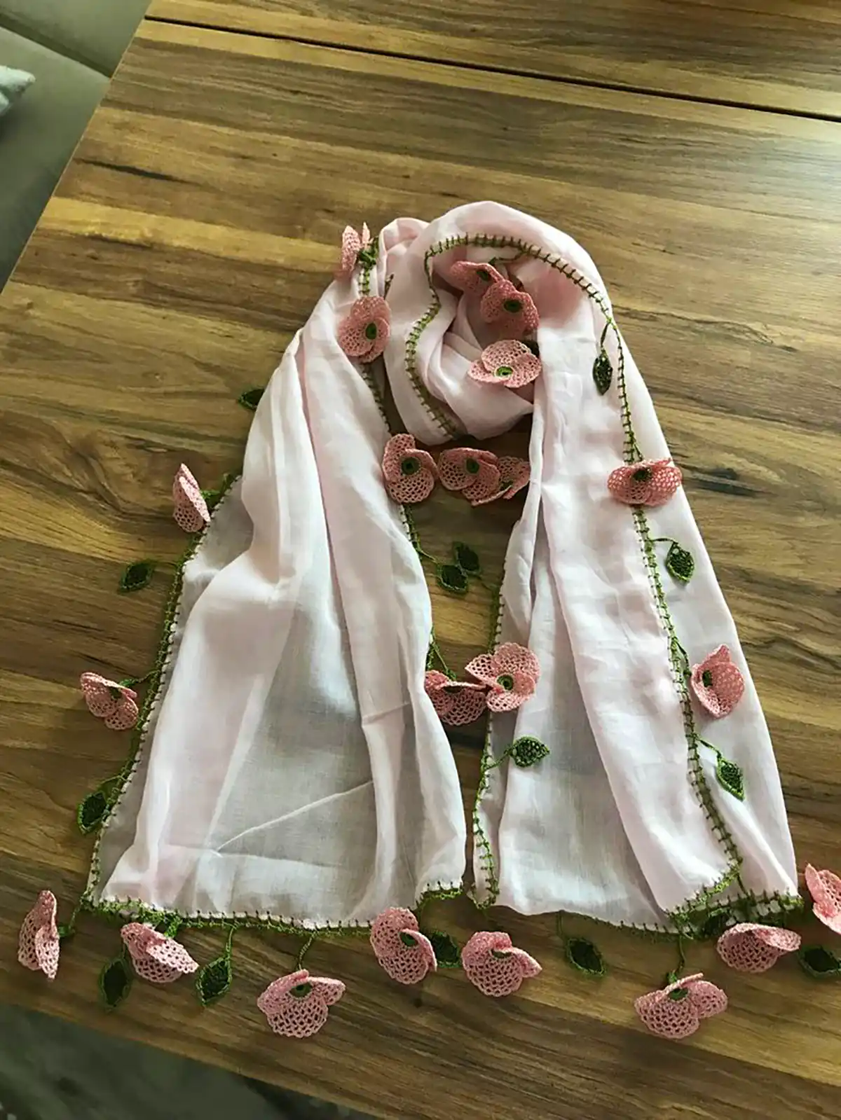 شال با گل قلاب بافی