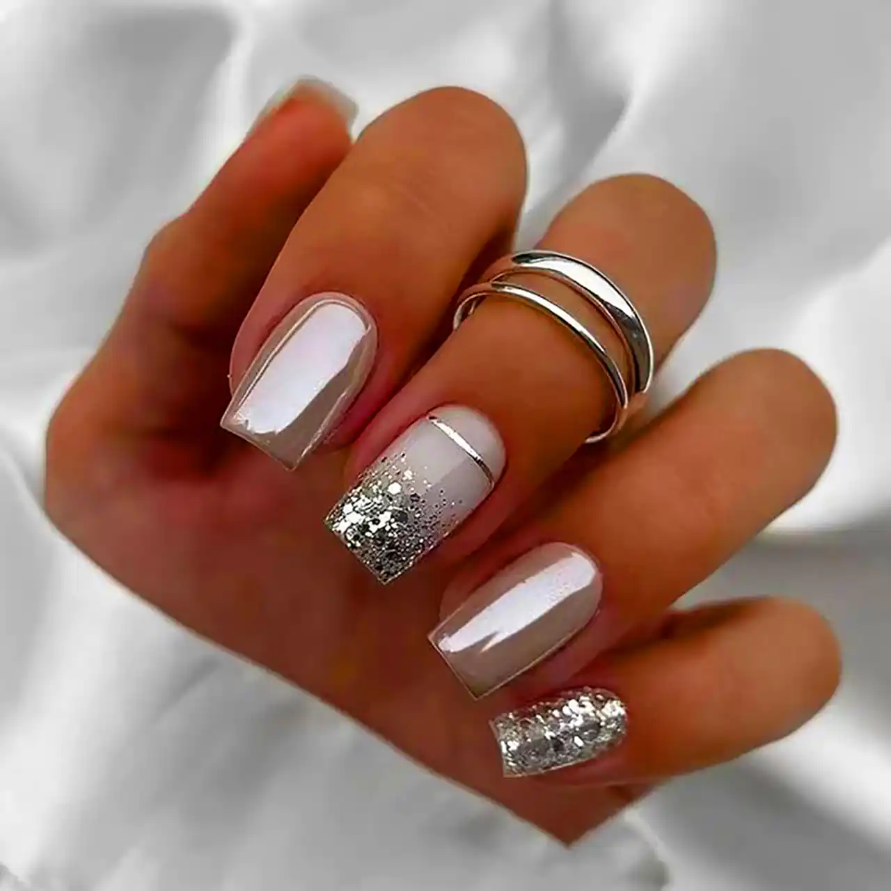 مانیکور کلاسیک سفید نقره ای