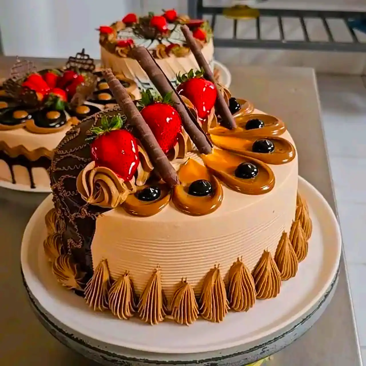 کیک شکلاتی تزئینی رنگارنگ 