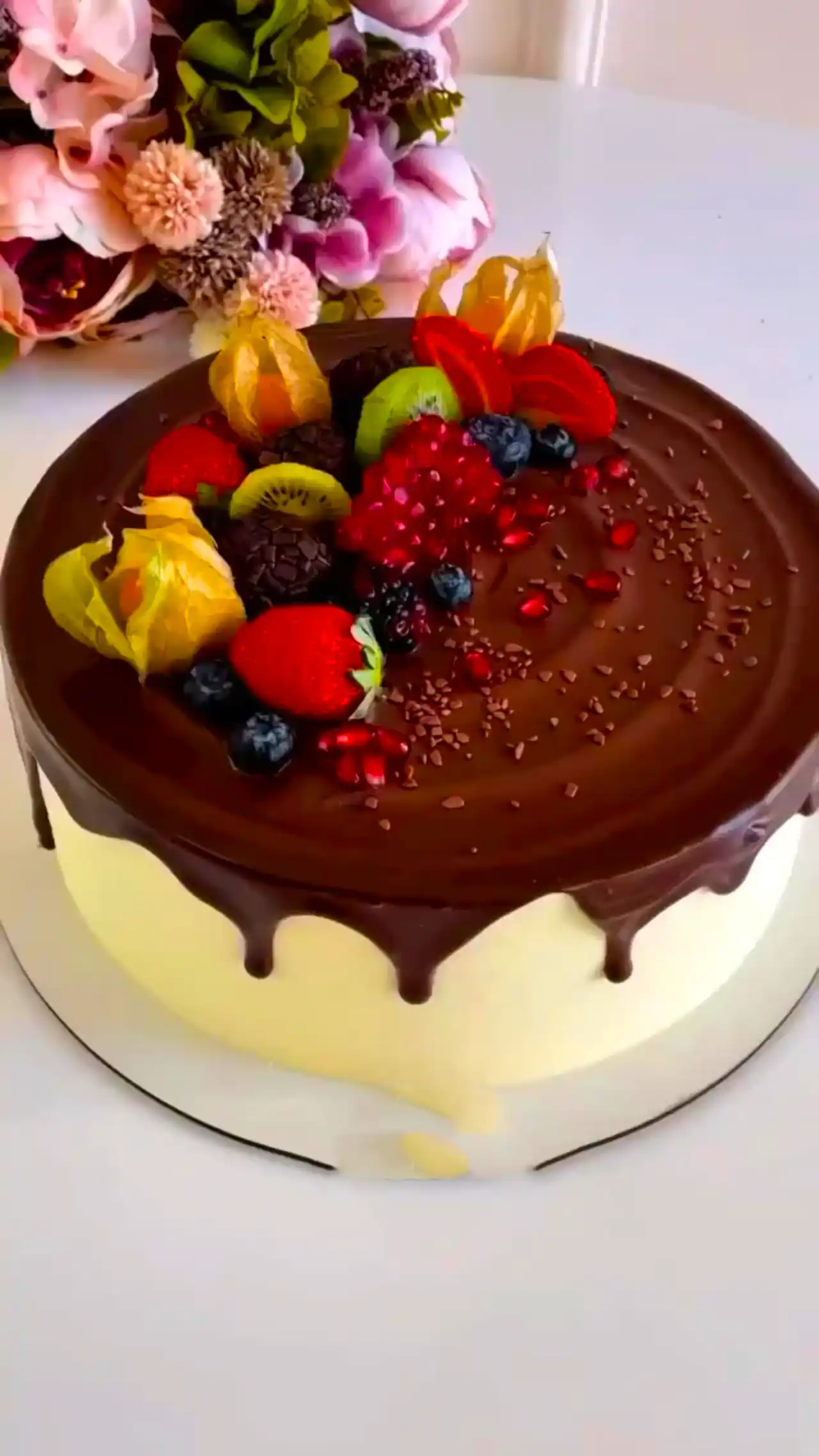 کیک شکلاتی تزئینی رنگارنگ 