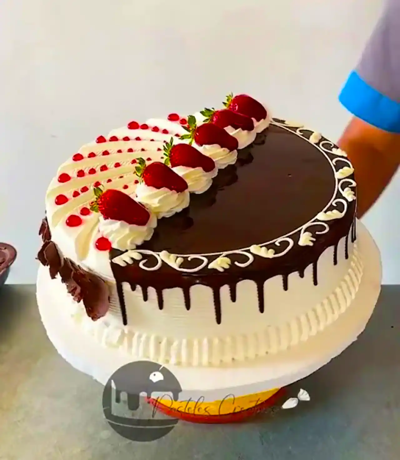 کیک شکلاتی تزئینی رنگارنگ 