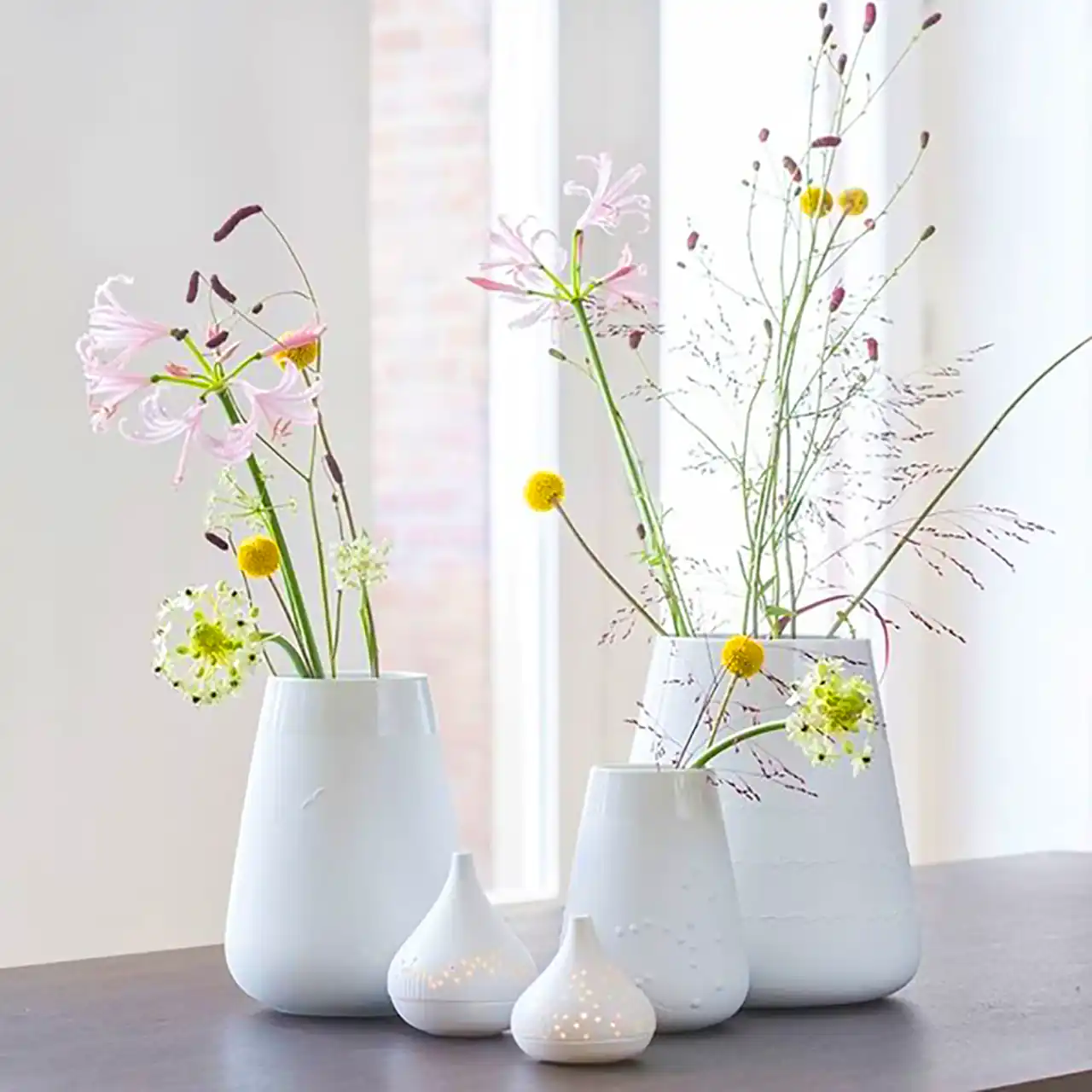 گلدان سرامیکی مینیمال با گل