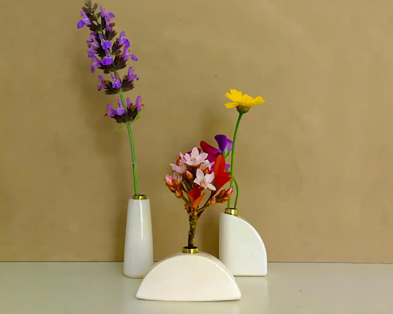 گلدان سرامیکی مینیمال با گل