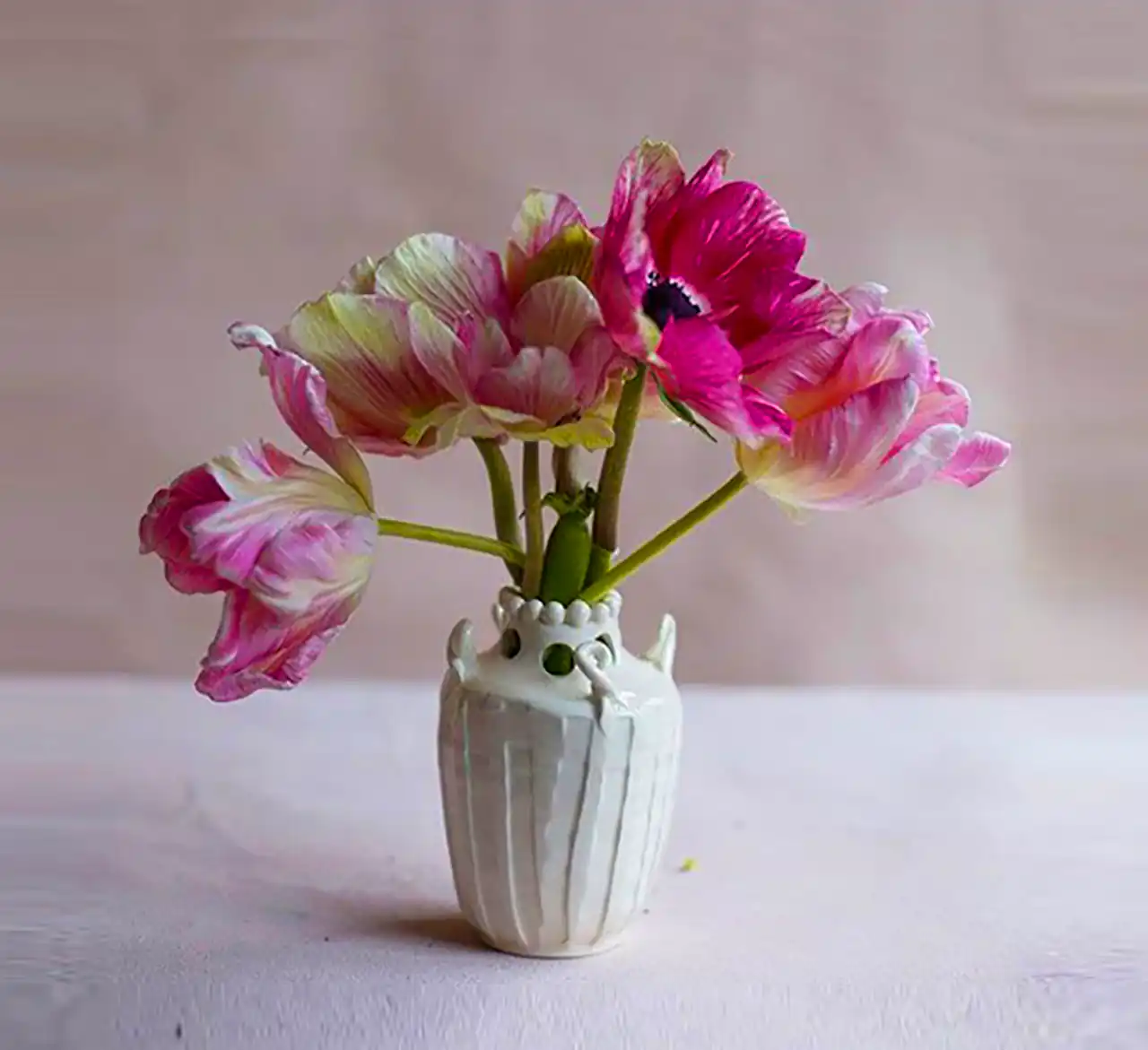 گلدان سرامیکی مینیمال با گل