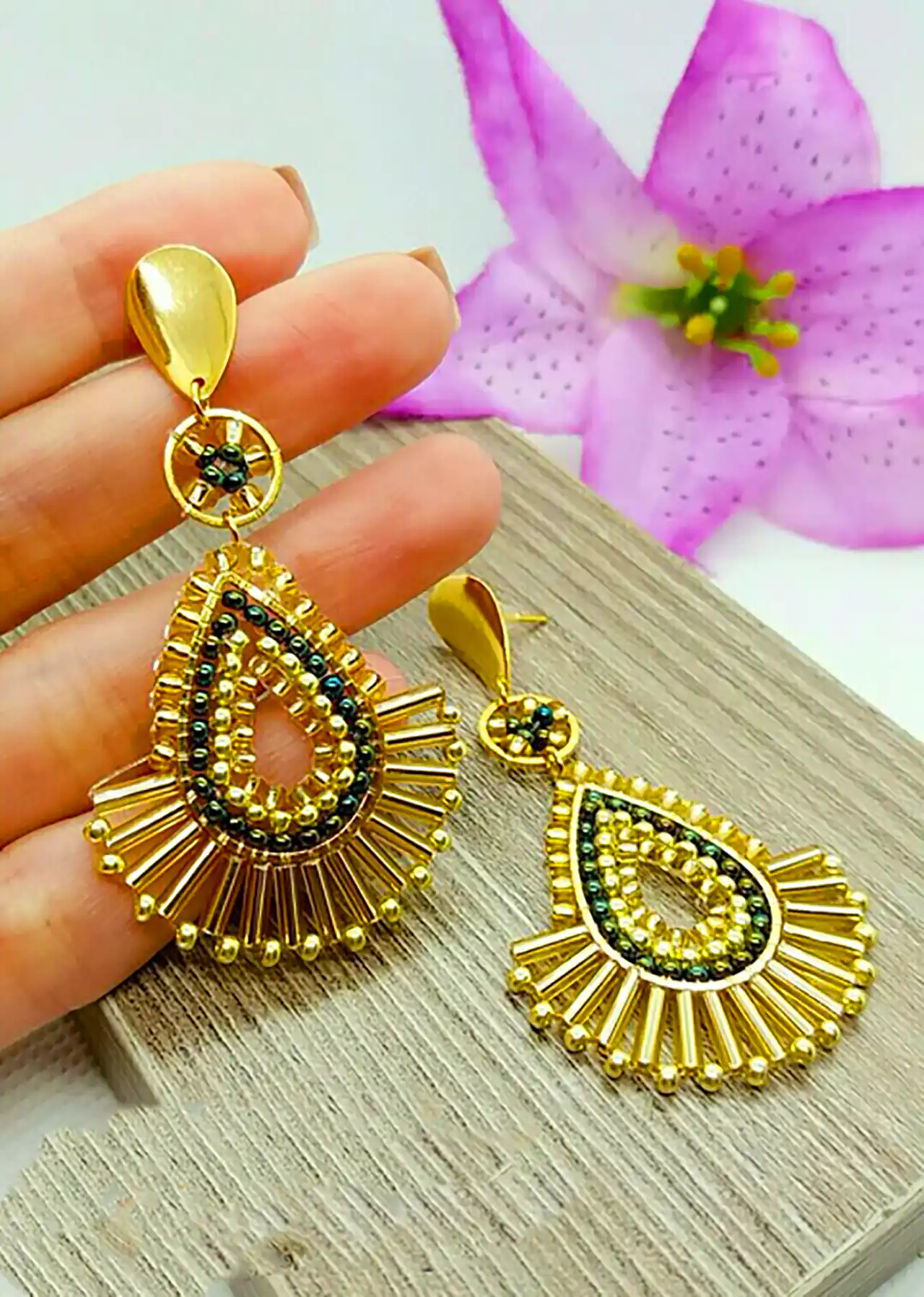 گوشواره دستساز مهره ای خاص 